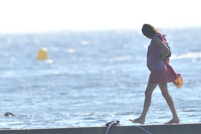Carla Bruni, paseando por una playa cerca de Niza.