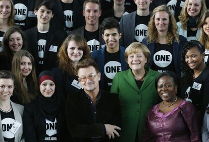 La canciller alemana, Merkel, junto a Bono y jóvenes representantes de ONE, la organización de la que el cantante es cofundandor y que lucha contra la pobreza, el 8 de abril de 2013.