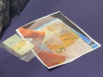 Billete de 5 euros utilizado como señal o Token para una operación de entrega de metanfetamina en la operación Saga de la Policía Nacional.