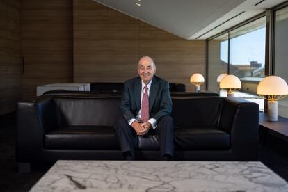 El abogado, en el sofá de la última planta de su bufete.