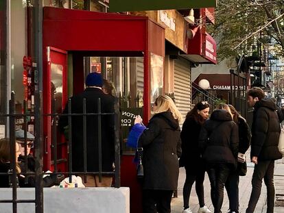 COLAS EN LA PUERTA / CAPEL