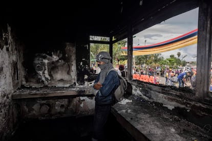 Un joven monta guardia en el interior de una estación de Policía que fue quemada por los manifestantes en Puerto Resistencia, Cali