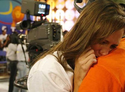 Una trabajadora de RCTV llora por el cierre del canal, en 2007.
