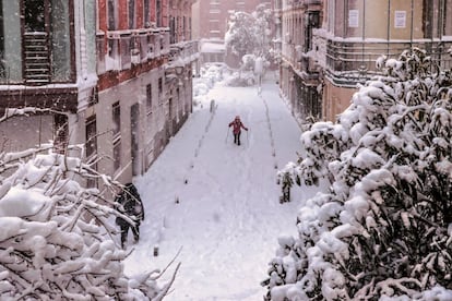 Una persona intenta avanzar sobre la nieve en una calle de Madrid este sábado.