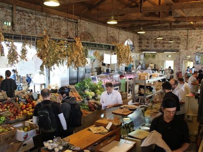 Interior del mercado cubierto The Goods Shed, en la ciudad inglesa de Canterbury. 