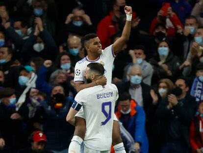 Rodrygo celebra con Benzema el 1-3 al Chelsea