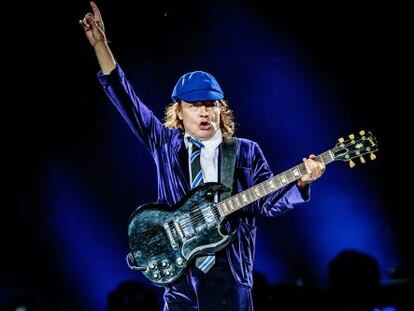 Angus Young, a punto de finiquitar un tema en un concierto de AC/DC.