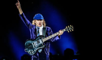 Angus Young, a punto de finiquitar un tema en un concierto de AC/DC.