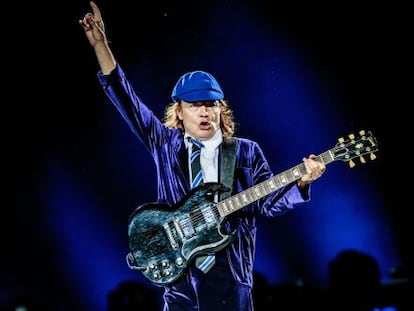 Angus Young, a punto de finiquitar un tema en un concierto de AC/DC.