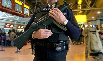 Un policía británico, ayer, vigila el aeropuerto de Heathrow en Londres.