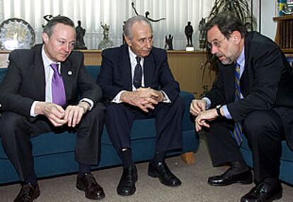 Solana (derecha) charla con Piqué (izquierda) y Peres durante la visita de los representantes europeos a Israel.