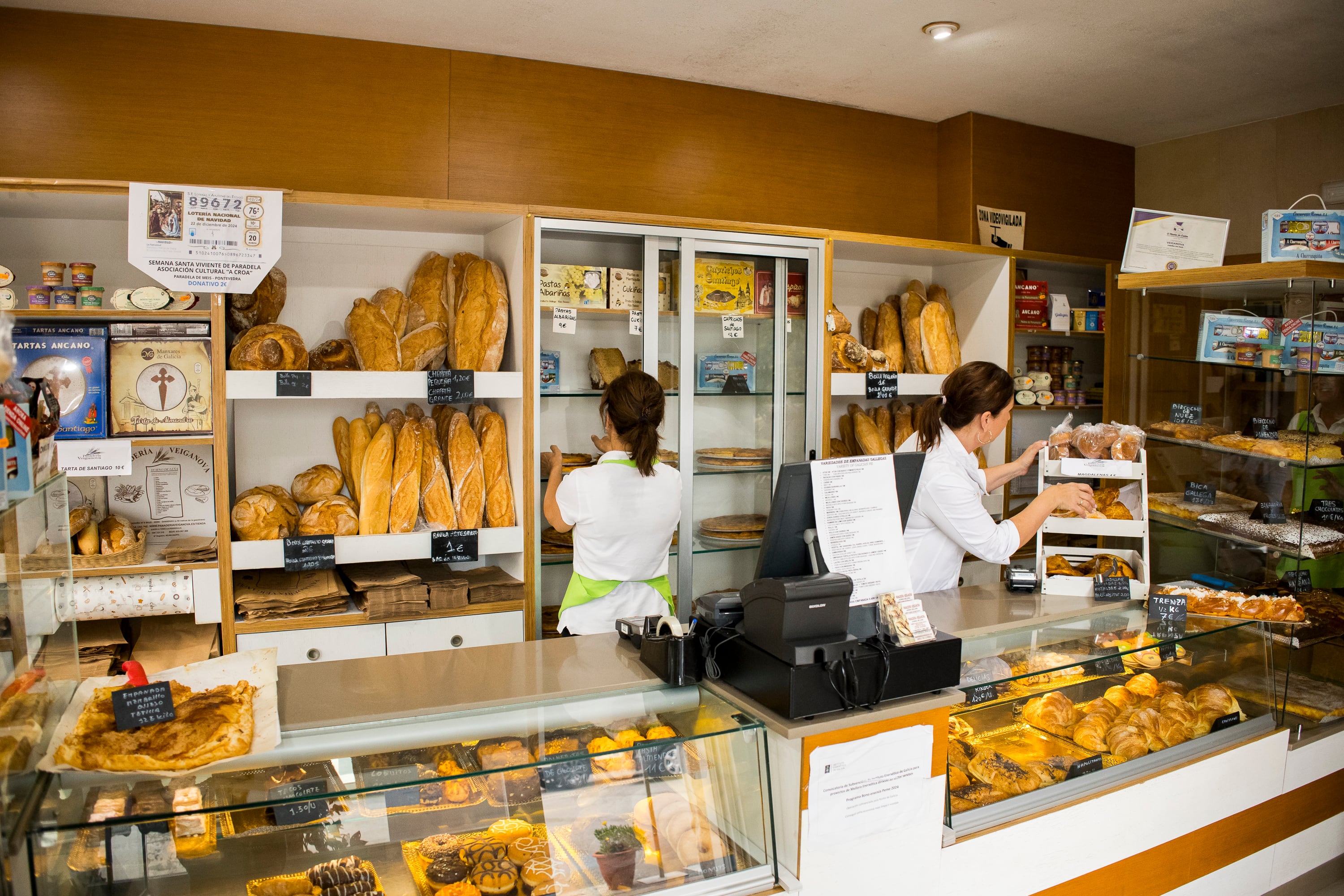 Además de las empanadas, en la tienda se ofrecen panes elaborados en el mismo obrador y dulces tradicionales. 