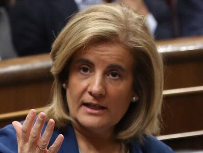 La ministra de Empleo, Fátima Báñez, interviniendo en la sesión de control al Gobierno.