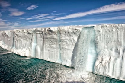 A situação do Ártico está piorando: mudanças perigosas no Ártico derivadas do acúmulo de gases de efeito estufa conduzem a mais atividades que, por sua vez, contribuem a mais emissões de gases de efeito estufa. Esta situação tem o mesmo impulso que um trem descarrilhado”, Carlos Duarte. Imagem do gelo derretendo em North Eastland Land, na região de Svalbard (Noruega).