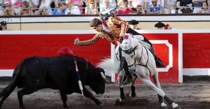 Guillermo Hermoso de Mendoza entra a matar a su primer toro. 