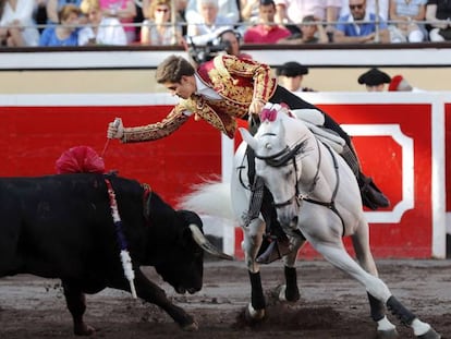 Guillermo Hermoso de Mendoza entra a matar a su primer toro. 