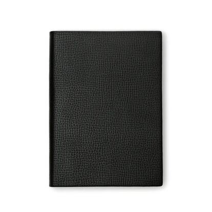 Smythson, la firma inglesa de artículos de papelería elegida por figuras como Sigmund Freud o Winston Churchill, tiene entre sus productos esta libreta Soho, realizada en cuero Burlington, que, además de tener un acabado elegante, es lo bastante resistente para que no deje de ser suave y flexible con el paso del tiempo. Está disponible en negro, azul marino, marrón oscuro y el mismo color en un tono más claro. En su interior tiene 192 hojas de papel pluma azul claro con bordes dorados. Precio: 349 euros. www.smythson.com/uk.