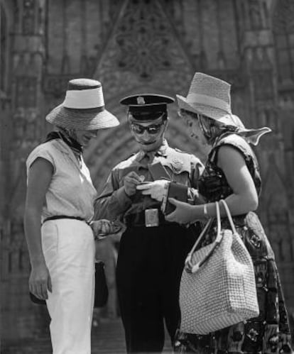 Polica y turistas fotografiados por Forcano junto a la catedral de Barcelona.