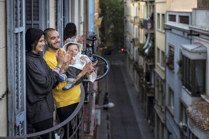 Dana, Santiago y Luca, en el barrio de Gràcia de Barcelona.