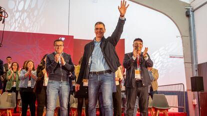  El expresidente de la Junta de Extremadura Guillermo Fernández Vara (d), el secretario general del PSOE y presidente del Gobierno, Pedro Sánchez (c), y el presidente de la Diputación de Badajoz, Miguel Angel Gallardo, en el congreso extremeño de marzo. 