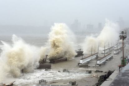 Las olas azotan la costa de Bombay este lunes, mientras el ciclón 'Tauktae' se abalanza sobre la India.
