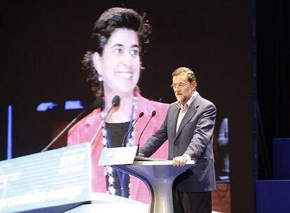 Rajoy pronuncia un discurso en el congreso del PP vasco ante la imagen de María San Gil.