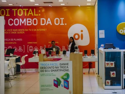 Interior de una tienda de Oi en un centro comercial de Brasilia (Brasil).