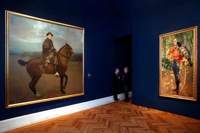 Una de las salas dedicadas a las piezas originales con el retrato, a la derecha, de Alfonso XIII.
