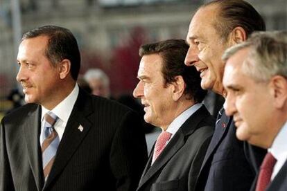 De izquierda a derecha, Recep Tayyip Erdogan, Gerhard Schröder, Jacques Chirac y Jean-Pierre Raffarin, durante la reunión de ayer en Berlín.