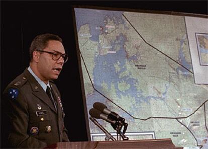 El general Colin Powell, en el Pentágono el día en que comunicó la orden de invadir Panamá, en diciembre de 1989.