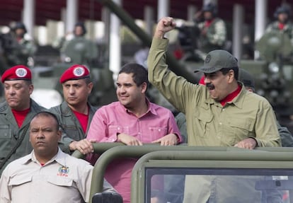 Nicolas Maduro Guerra, en el centro, junto a su padre.
