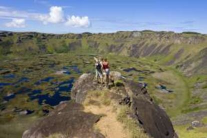 Turistas ante la caldera volcánica de Rano Kau.