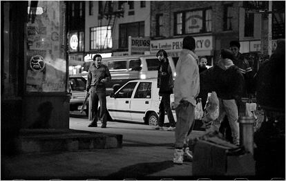 The Shopkeeper (1988)
	

	"Si creces en una ciudad, esta escena es muy común. El dueño de una tienda defiendéndose con con un bate de beisbol. Me encontré con esta foto buscando negativos de hace 20 años. Aunque la foto muestra algo muy común, me encantó encontrarla porque pensé que nunca la había fotografiado", explica Weber en su web. 

	 