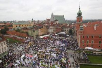 Unos 100.000 sindicalistas, según estimaciones policiales, procedentes de toda Polonia participaron hoy en una manifestación en Varsovia en protesta contra la política del gobierno que preside el liberal Donald Tusk.
