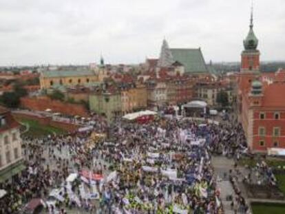 Unos 100.000 sindicalistas, según estimaciones policiales, procedentes de toda Polonia participaron hoy en una manifestación en Varsovia en protesta contra la política del gobierno que preside el liberal Donald Tusk.