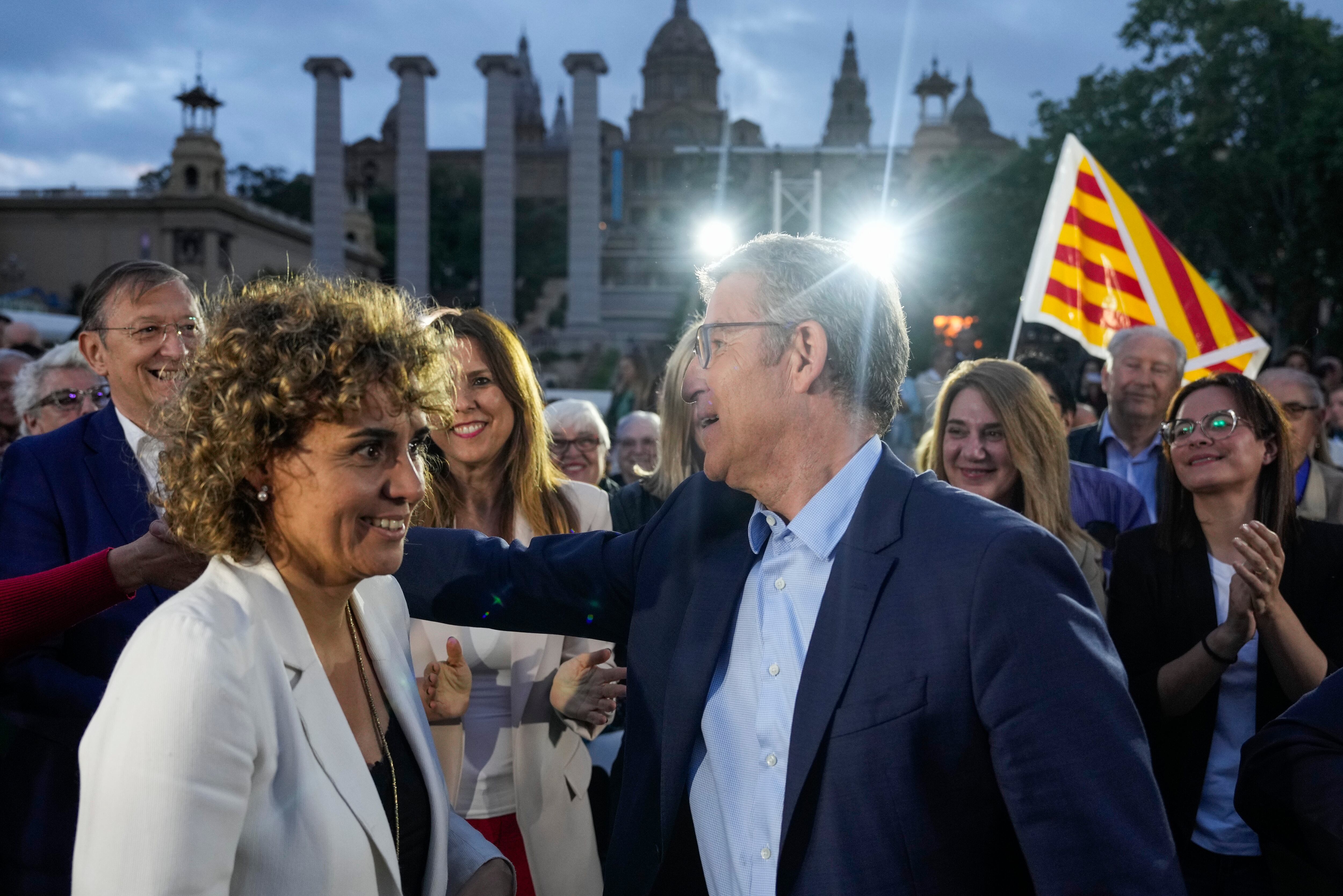 El presidente del Partido Popular, Alberto Núñez Feijóo, y la candidata Dolors Montserrat participan en el acto de inicio de campaña para las elecciones europeas en Barcelona, el 23 de mayo.