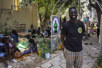 “La comida de calle en Senegal es un arte. La gente se encuentra e intercambia en estos puestos. Son referentes en las ciudades, parte del paisaje urbano y un sector de infinita creatividad y resiliencia”, explica Tamsir Ndir, cocinero del restaurante Bideew Bi y organizador del Festival de Street Food de Dakar.