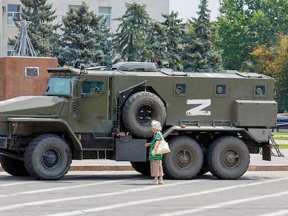 Una mujer se detenía en julio ante un vehículo militar ruso en Jersón.