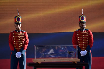 Oficiales de la Guardia Presidencial de Colombia junto a la espada de Simón Bolívar, en Bogotá, el 07 de agosto de 2022.