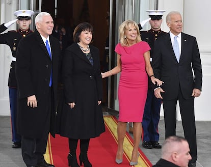 El vicepresidente estadounidense Joe Biden (d) y su esposa Jill (2d) posan junto al vicepresidente electo, Mike Pence (2-i), y a su esposa Karen a su llegada a la Casa Blanca antes de la ceremonia de investidura del presidente Donald Trump, en Washington (EE.UU.), hoy, 20 de enero de 2017.