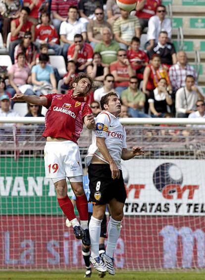 Iván Alonso y el valencianista Baraja pugnan por un balón aéreo.