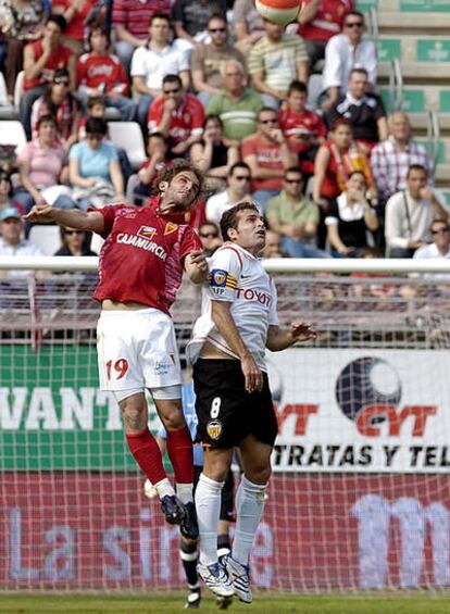 Iván Alonso y el valencianista Baraja pugnan por un balón aéreo.