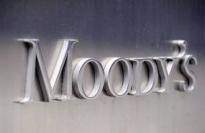 La agencia de calificación financiera Moody's volvió a bajar hoy en un escalón la nota de dos bancos portugueses, y el Banif y el BCP, el mayor de capital privado, que se encontraban ya, en ambos casos, en niveles de bono basura.