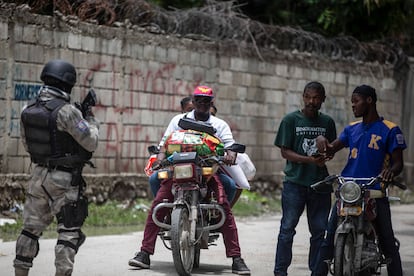 El departamento de Policía de Haití, que carece de personal y recursos, está compuesto aproximadamente por 11,000 oficiales para un país de más de 11 millones de habitantes. En la imagen, un oficial patrulla una calle durante una operación antipandillas en Croix-des-Missions, al norte de Port-au-Prince, el 28 de abril de 2022.
