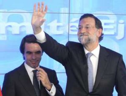 Rajoy (derecha) saluda ante el expresidente del Gobierno, José María Aznar, el pasado 21 de noviembre.