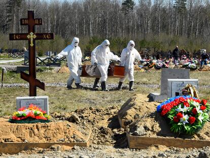 Enterro de uma vítima do coronavírus no cemitério de Kolpino, na periferia de São Petersburgo, em 6 de maio.
