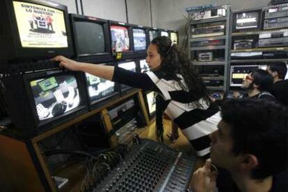 Un equipo de Tele K, en las instalaciones de Vallecas (Madrid).