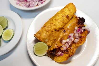 Taco cachondo y tortilla rellena de cochinita pibil en el restaurante Xel-Há
