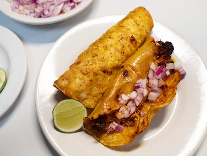 Taco cachondo y tortilla rellena de cochinita pibil en el restaurante Xel-Há