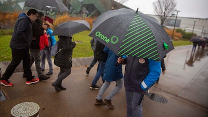 Socios trabajadores de la cooperativa Orona acuden este viernes a la asamblea para decidir si continúan en el grupo Mondragon.